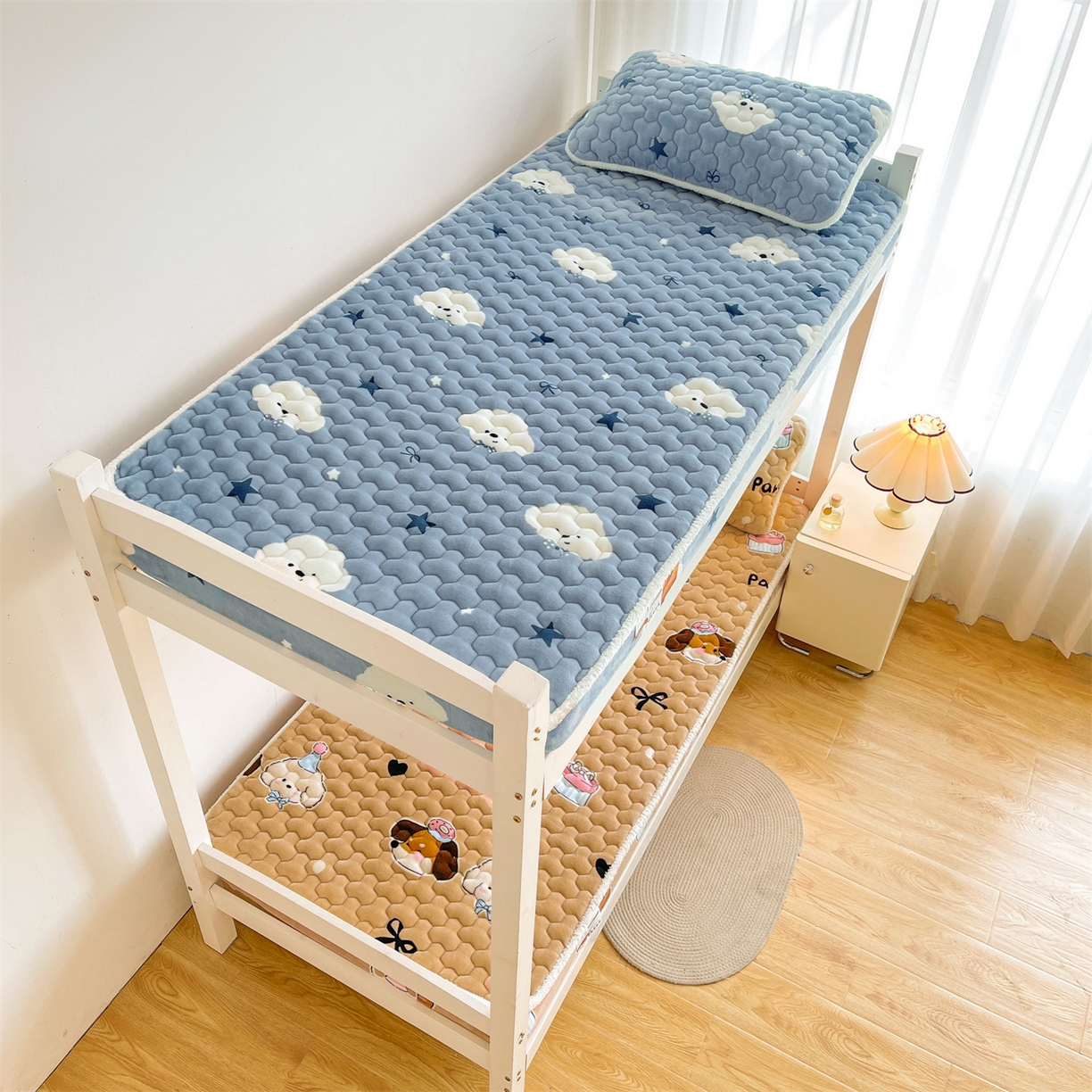 91家纺网 家纺一手货源 找家纺 雯豆家纺 2025新款学生上下铺加厚牛奶绒夹棉床笠宿舍大学生床垫保护套 牛奶绒床笠-星空小狗