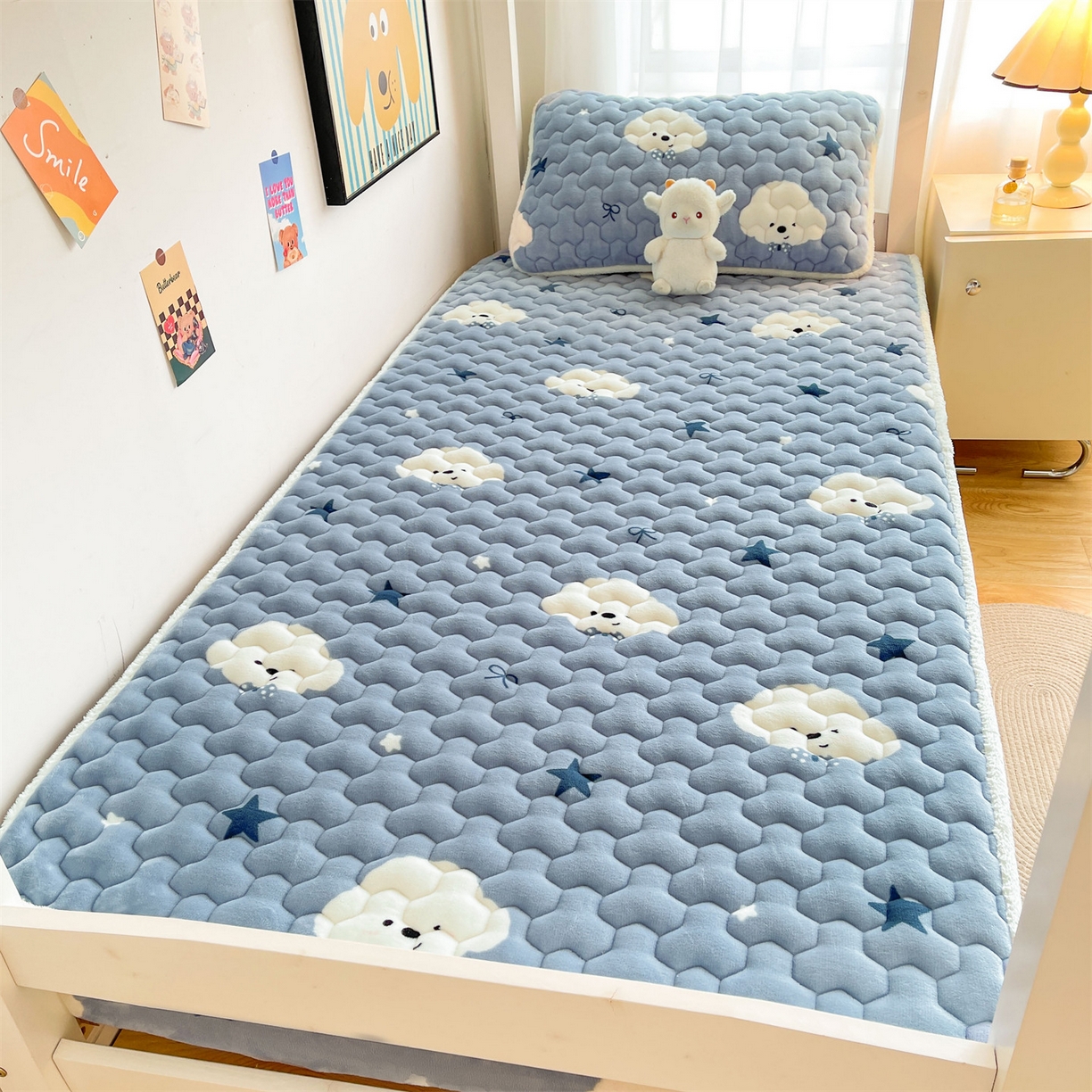 91家纺网 家纺一手货源 找家纺 雯豆家纺 2025新款学生上下铺加厚牛奶绒夹棉床笠宿舍大学生床垫保护套 牛奶绒床笠-星空小狗