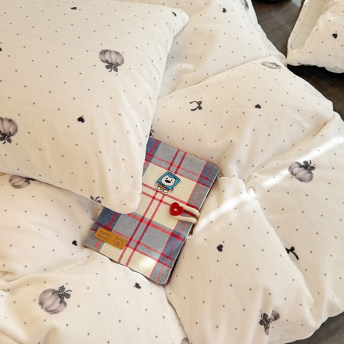 91家纺网 家纺一手货源 找家纺 酱子 2025新款200克高克重印花牛奶绒四件套 简韵南瓜