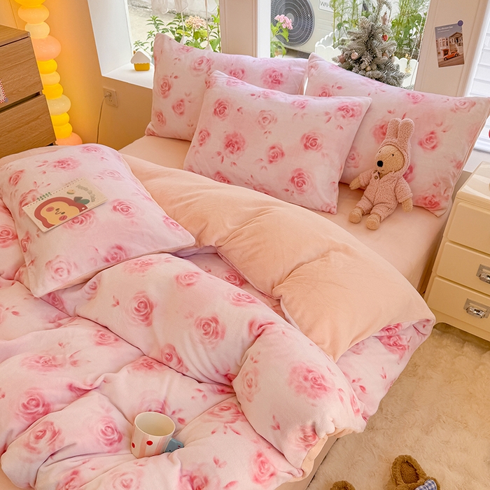 91家纺网 家纺一手货源 找家纺 酱子 2025新款200克高克重印花牛奶绒四件套 里巷