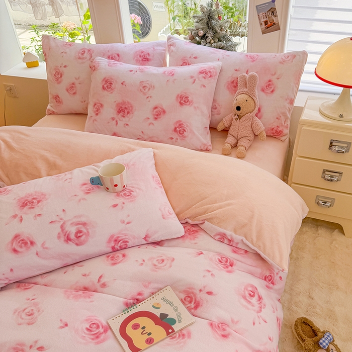 91家纺网 家纺一手货源 找家纺 酱子 2025新款200克高克重印花牛奶绒四件套 里巷