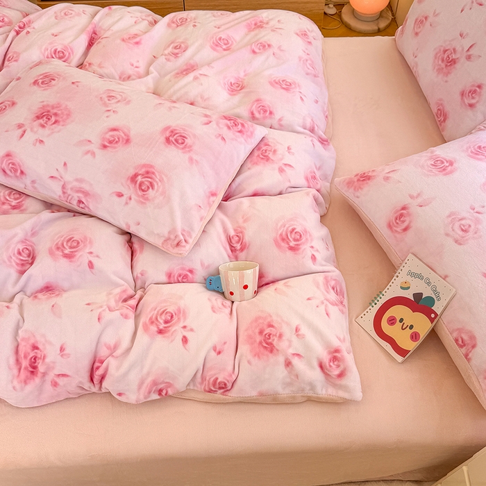 91家纺网 家纺一手货源 找家纺 酱子 2025新款200克高克重印花牛奶绒四件套 里巷