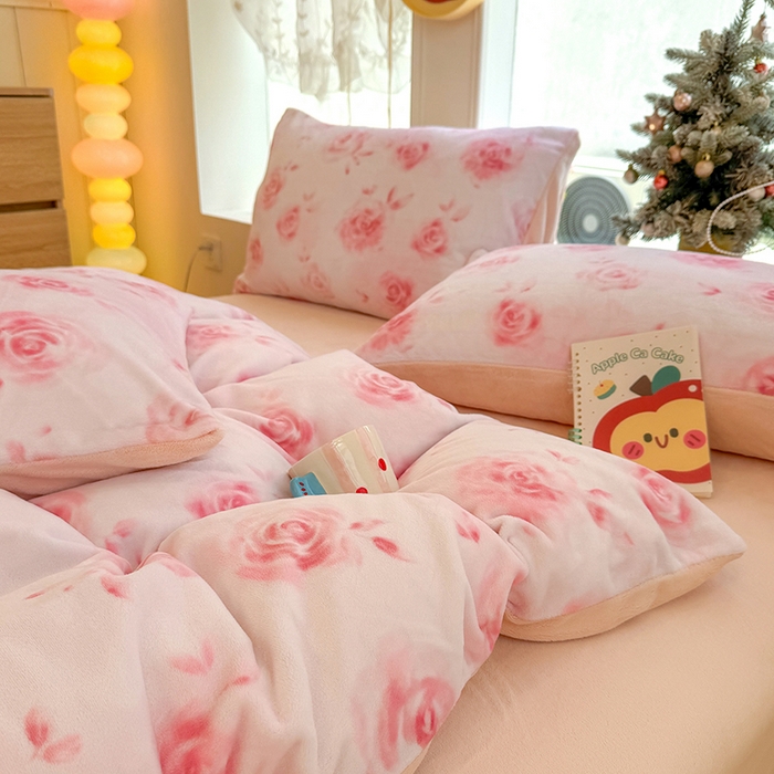 91家纺网 家纺一手货源 找家纺 酱子 2025新款200克高克重印花牛奶绒四件套 里巷