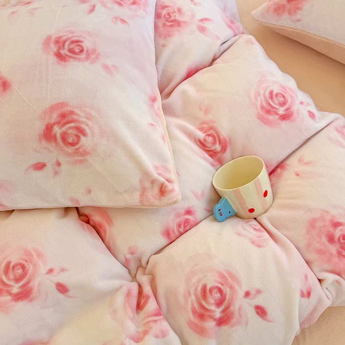 91家纺网 家纺一手货源 找家纺 酱子 2025新款200克高克重印花牛奶绒四件套 里巷