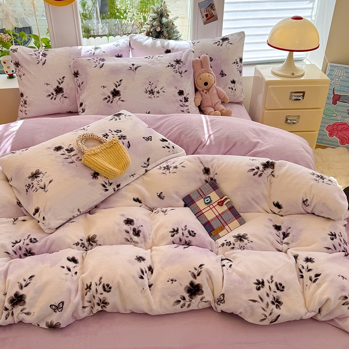 91家纺网 家纺一手货源 找家纺 酱子 2025新款200克高克重印花牛奶绒四件套 魅色佳人