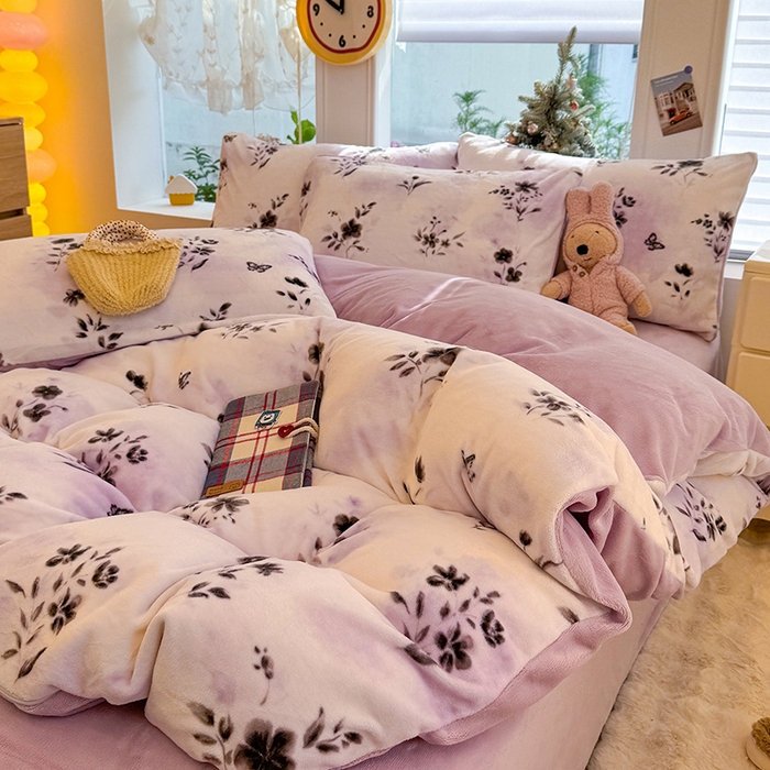 91家纺网 家纺一手货源 找家纺 酱子 2025新款200克高克重印花牛奶绒四件套 魅色佳人