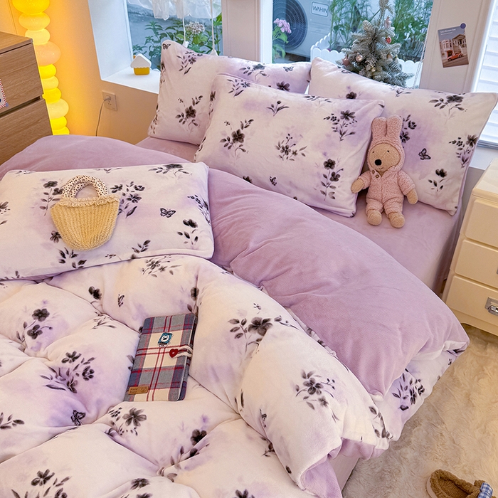 91家纺网 家纺一手货源 找家纺 酱子 2025新款200克高克重印花牛奶绒四件套 魅色佳人