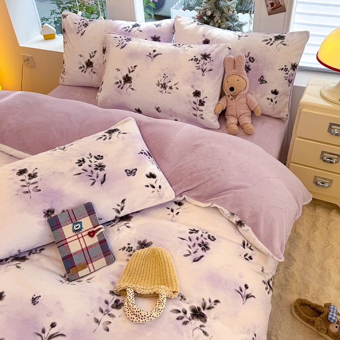 91家纺网 家纺一手货源 找家纺 酱子 2025新款200克高克重印花牛奶绒四件套 魅色佳人