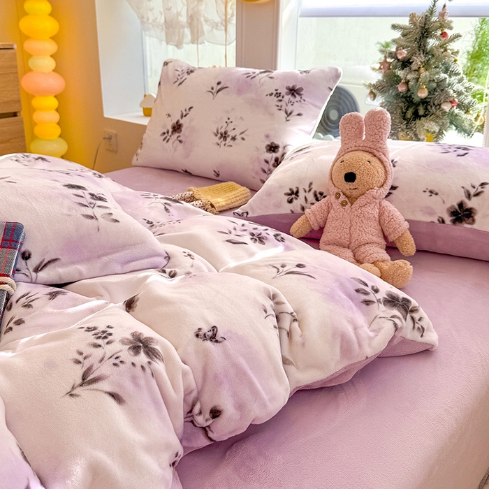 91家纺网 家纺一手货源 找家纺 酱子 2025新款200克高克重印花牛奶绒四件套 魅色佳人