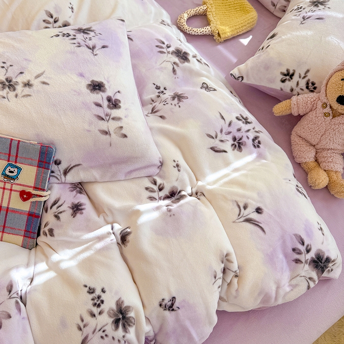 91家纺网 家纺一手货源 找家纺 酱子 2025新款200克高克重印花牛奶绒四件套 魅色佳人