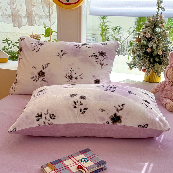 91家纺网 家纺一手货源 找家纺 酱子 2025新款200克高克重印花牛奶绒四件套 魅色佳人