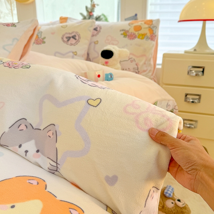 91家纺网 家纺一手货源 找家纺 酱子 2025新款200克高克重印花牛奶绒四件套 喵影仙花