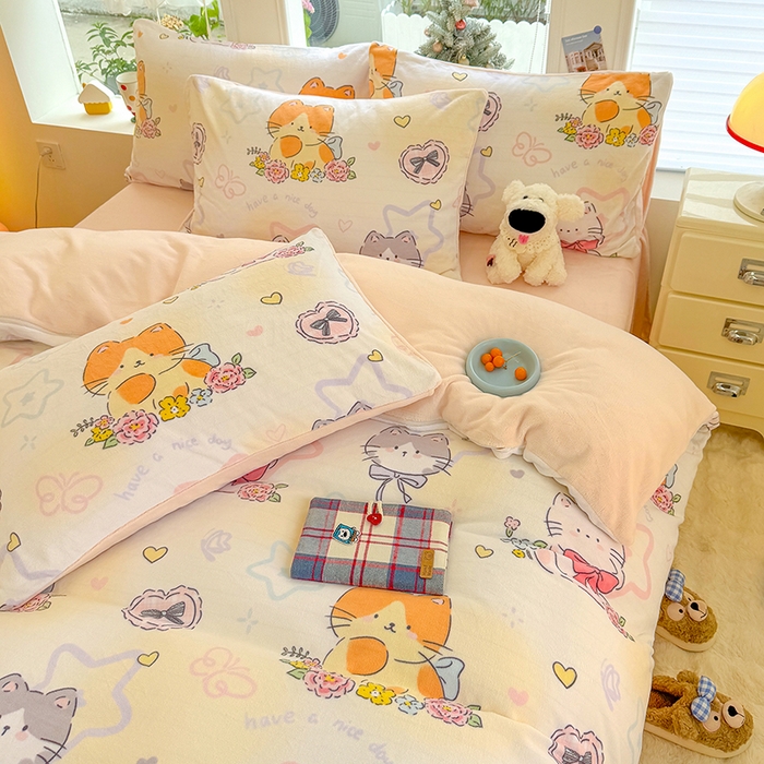 91家纺网 家纺一手货源 找家纺 酱子 2025新款200克高克重印花牛奶绒四件套 喵影仙花