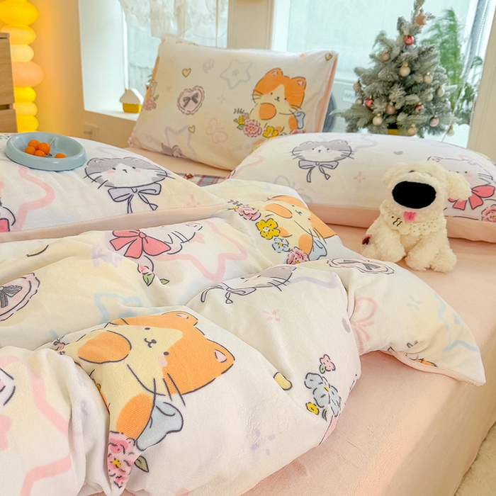 91家纺网 家纺一手货源 找家纺 酱子 2025新款200克高克重印花牛奶绒四件套 喵影仙花