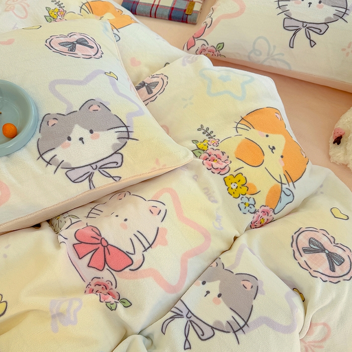 91家纺网 家纺一手货源 找家纺 酱子 2025新款200克高克重印花牛奶绒四件套 喵影仙花