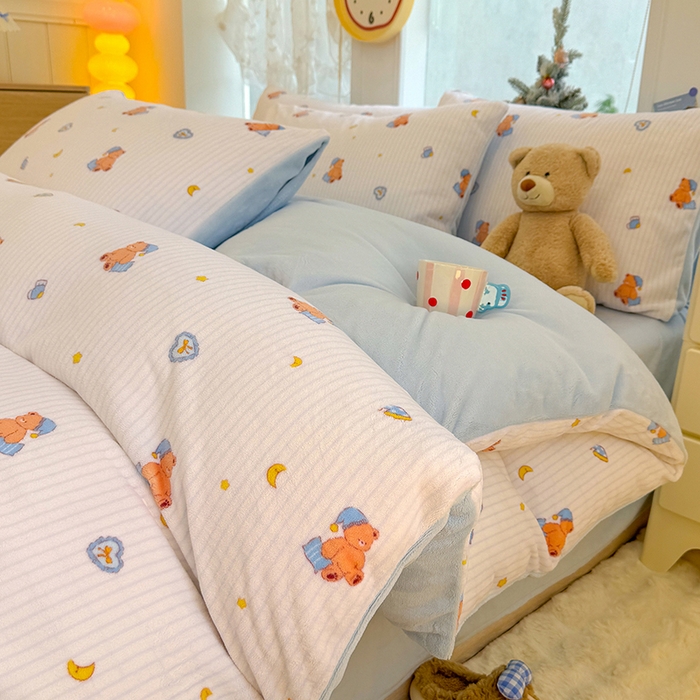 91家纺网 家纺一手货源 找家纺 酱子 2025新款200克高克重印花牛奶绒四件套 暖熊星芒