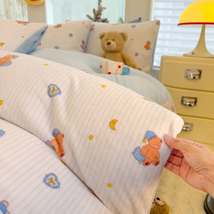 91家纺网 家纺一手货源 找家纺 酱子 2025新款200克高克重印花牛奶绒四件套 暖熊星芒