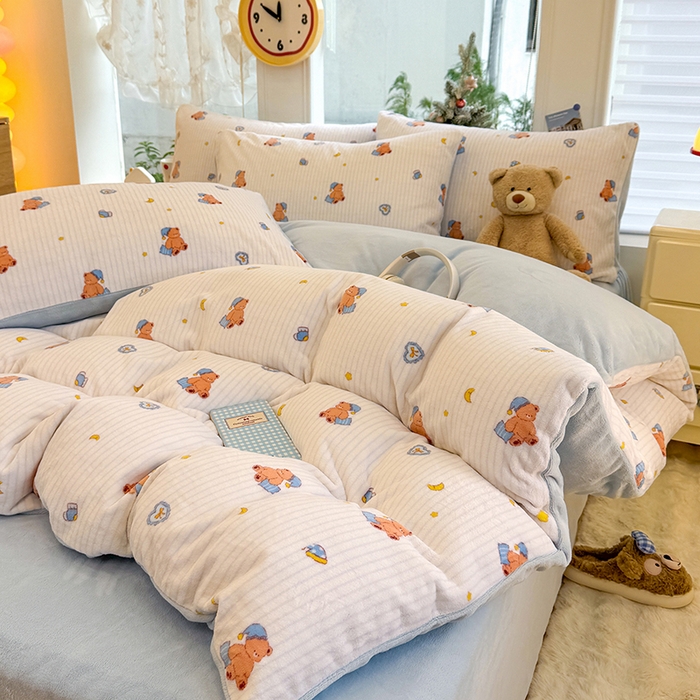 91家纺网 家纺一手货源 找家纺 酱子 2025新款200克高克重印花牛奶绒四件套 暖熊星芒