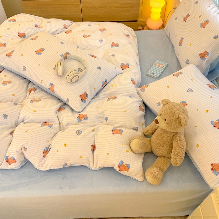 91家纺网 家纺一手货源 找家纺 酱子 2025新款200克高克重印花牛奶绒四件套 暖熊星芒