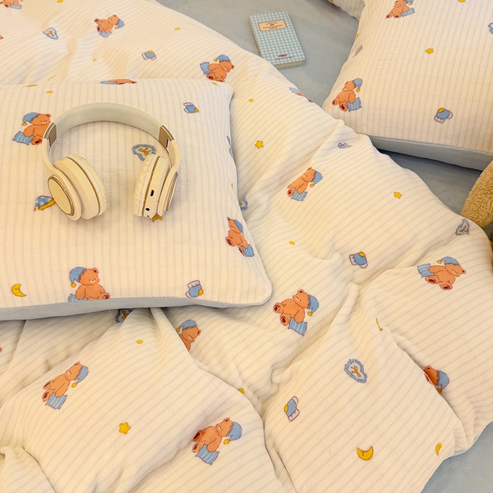 91家纺网 家纺一手货源 找家纺 酱子 2025新款200克高克重印花牛奶绒四件套 暖熊星芒