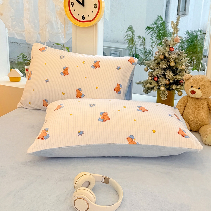 91家纺网 家纺一手货源 找家纺 酱子 2025新款200克高克重印花牛奶绒四件套 暖熊星芒