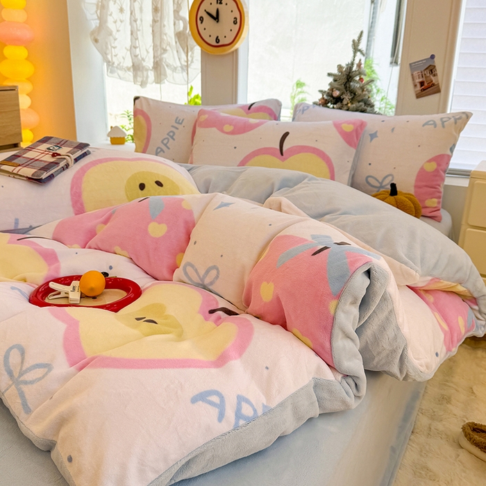 91家纺网 家纺一手货源 找家纺 酱子 2025新款200克高克重印花牛奶绒四件套 平安果