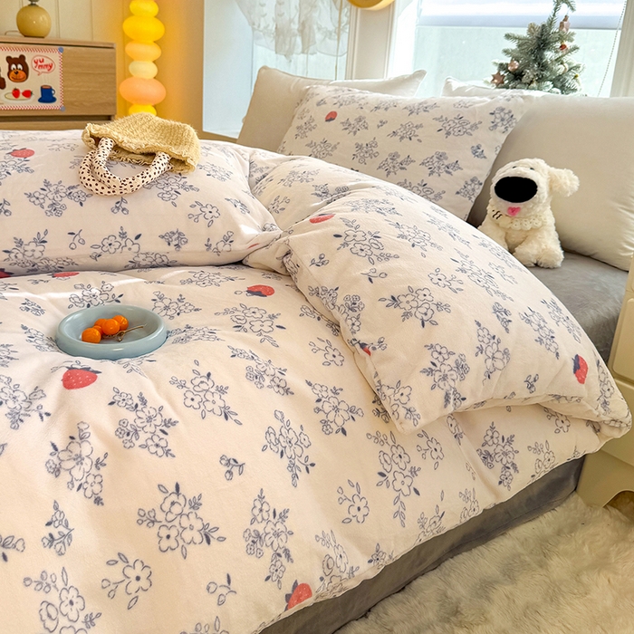 酱子 2025新款200克高克重印花牛奶绒四件套 浅花莓语