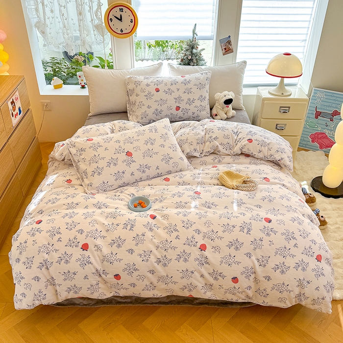 91家纺网 家纺一手货源 找家纺 酱子 2025新款200克高克重印花牛奶绒四件套 浅花莓语