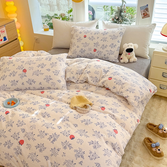 91家纺网 家纺一手货源 找家纺 酱子 2025新款200克高克重印花牛奶绒四件套 浅花莓语