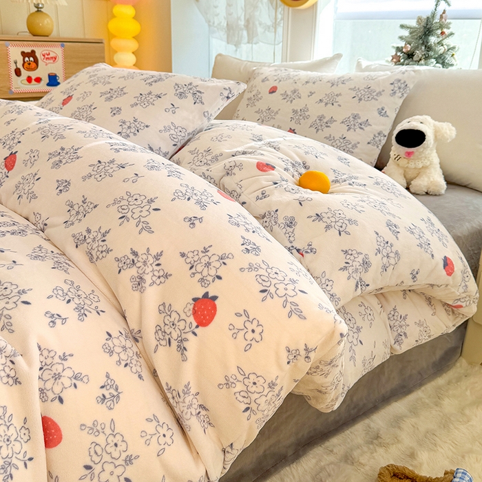 91家纺网 家纺一手货源 找家纺 酱子 2025新款200克高克重印花牛奶绒四件套 浅花莓语