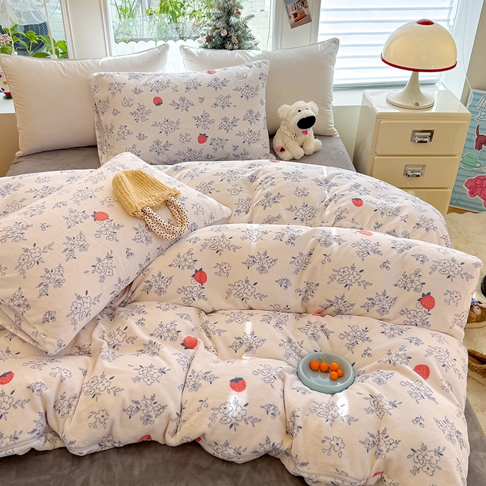 91家纺网 家纺一手货源 找家纺 酱子 2025新款200克高克重印花牛奶绒四件套 浅花莓语