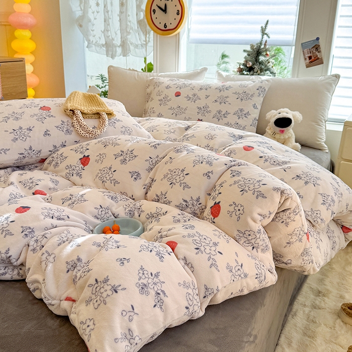 91家纺网 家纺一手货源 找家纺 酱子 2025新款200克高克重印花牛奶绒四件套 浅花莓语