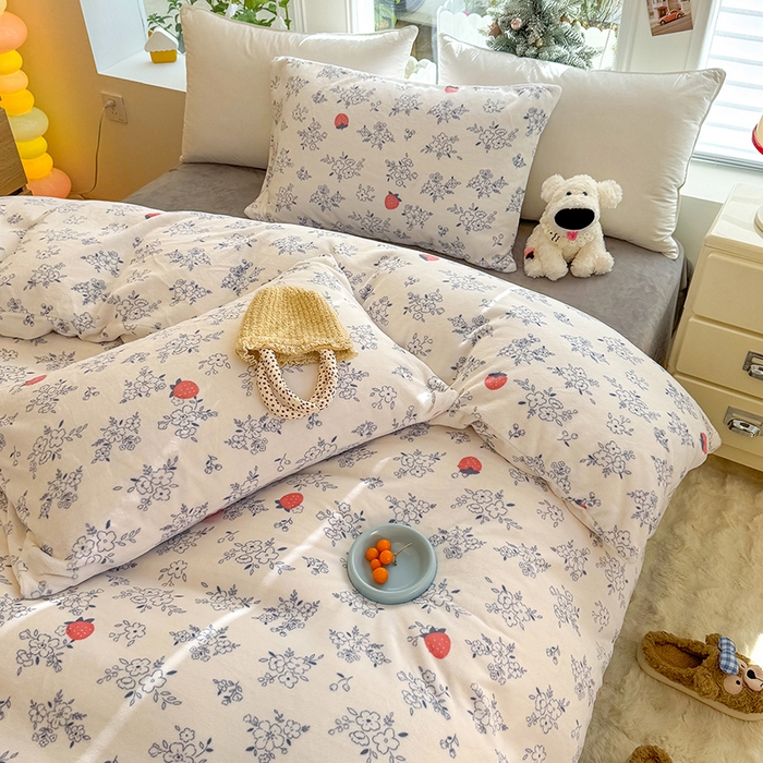 91家纺网 家纺一手货源 找家纺 酱子 2025新款200克高克重印花牛奶绒四件套 浅花莓语