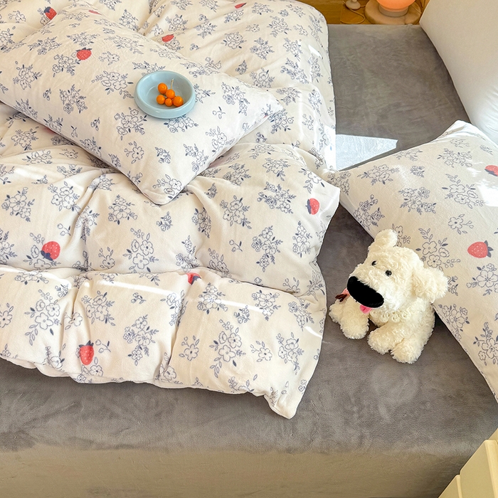 91家纺网 家纺一手货源 找家纺 酱子 2025新款200克高克重印花牛奶绒四件套 浅花莓语