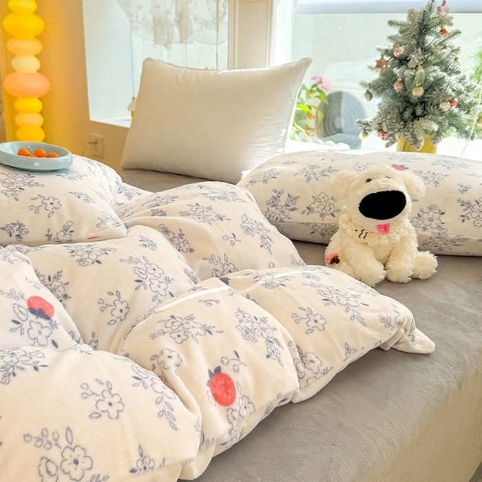 91家纺网 家纺一手货源 找家纺 酱子 2025新款200克高克重印花牛奶绒四件套 浅花莓语