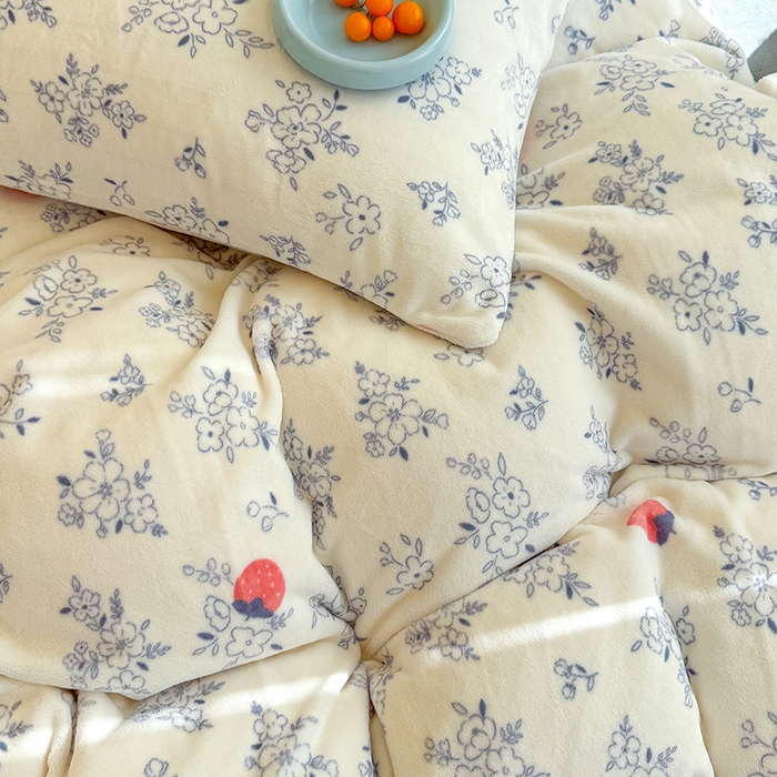 91家纺网 家纺一手货源 找家纺 酱子 2025新款200克高克重印花牛奶绒四件套 浅花莓语