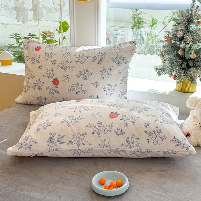 91家纺网 家纺一手货源 找家纺 酱子 2025新款200克高克重印花牛奶绒四件套 浅花莓语