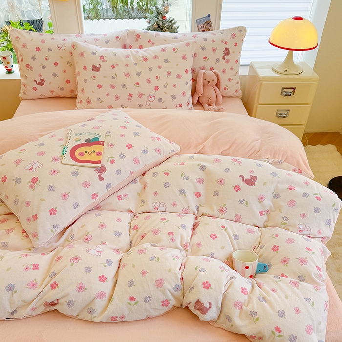 91家纺网 家纺一手货源 找家纺 酱子 2025新款200克高克重印花牛奶绒四件套 碎花猫猫