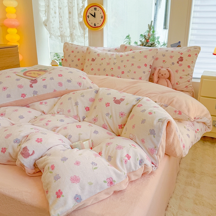 91家纺网 家纺一手货源 找家纺 酱子 2025新款200克高克重印花牛奶绒四件套 碎花猫猫