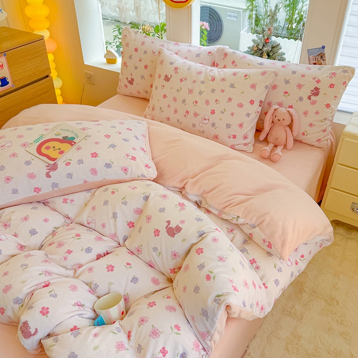 91家纺网 家纺一手货源 找家纺 酱子 2025新款200克高克重印花牛奶绒四件套 碎花猫猫