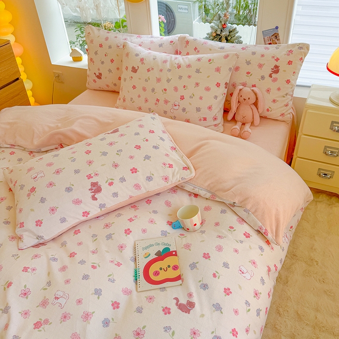 91家纺网 家纺一手货源 找家纺 酱子 2025新款200克高克重印花牛奶绒四件套 碎花猫猫