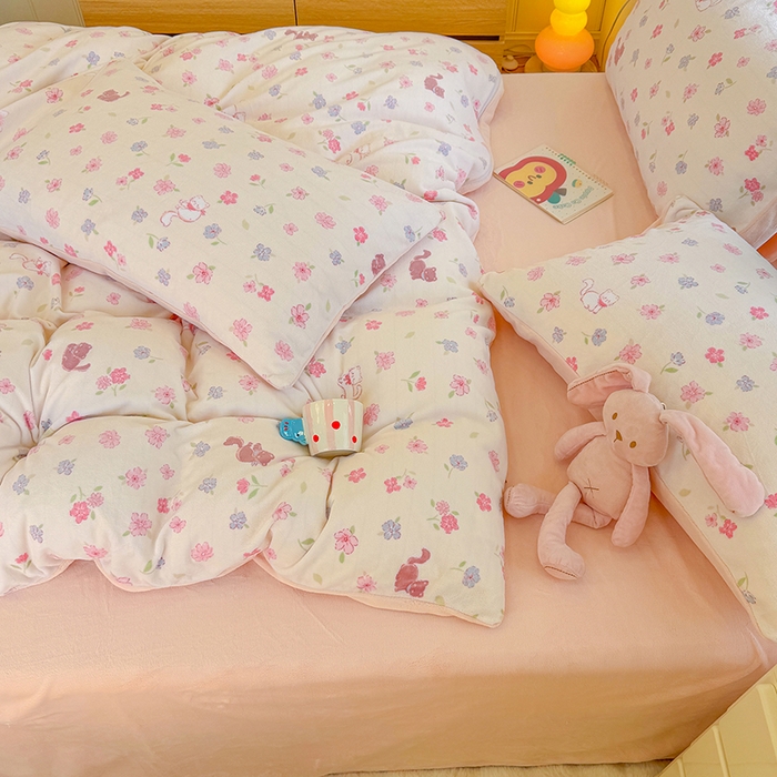 91家纺网 家纺一手货源 找家纺 酱子 2025新款200克高克重印花牛奶绒四件套 碎花猫猫