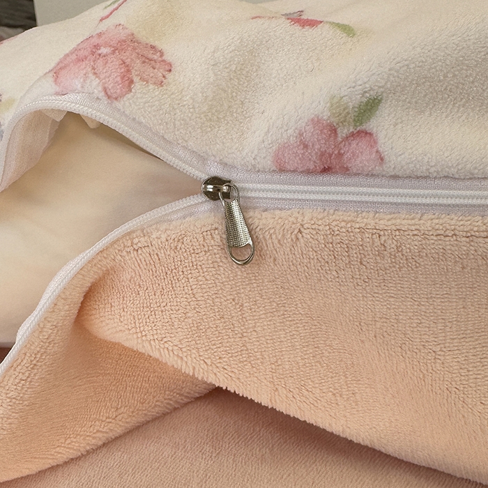 91家纺网 家纺一手货源 找家纺 酱子 2025新款200克高克重印花牛奶绒四件套 碎花猫猫