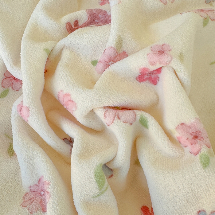 91家纺网 家纺一手货源 找家纺 酱子 2025新款200克高克重印花牛奶绒四件套 碎花猫猫