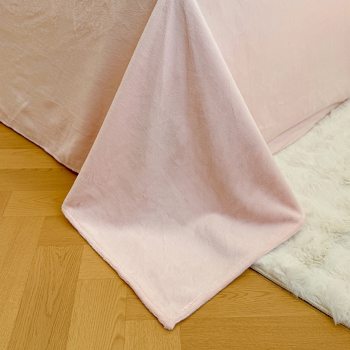 91家纺网 家纺一手货源 找家纺 酱子 2025新款200克高克重印花牛奶绒四件套 碎花猫猫