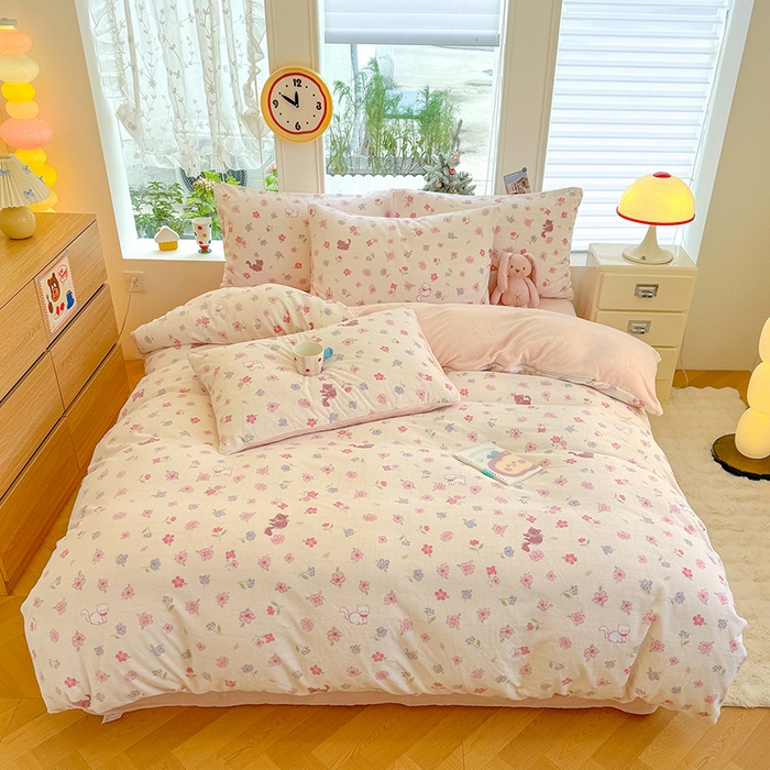 91家纺网 家纺一手货源 找家纺 酱子 2025新款200克高克重印花牛奶绒四件套 碎花猫猫