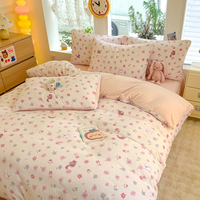 91家纺网 家纺一手货源 找家纺 酱子 2025新款200克高克重印花牛奶绒四件套 碎花猫猫