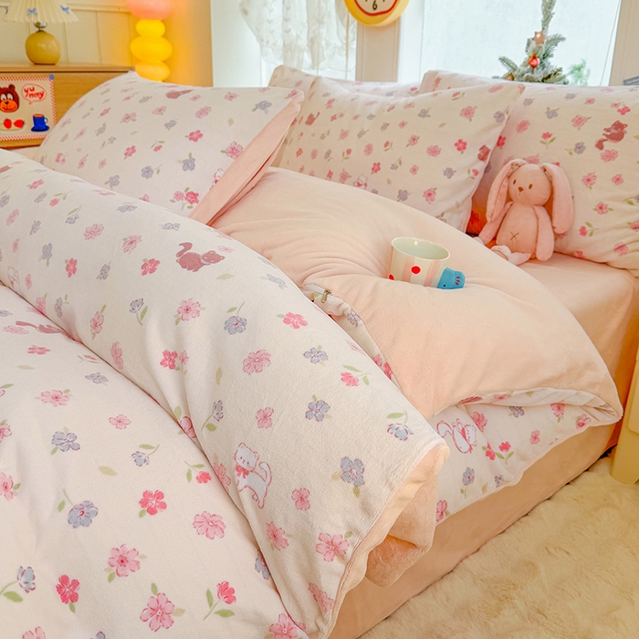 91家纺网 家纺一手货源 找家纺 酱子 2025新款200克高克重印花牛奶绒四件套 碎花猫猫