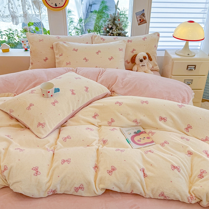 91家纺网 家纺一手货源 找家纺 酱子 2025新款200克高克重印花牛奶绒四件套 桃漾绮梦