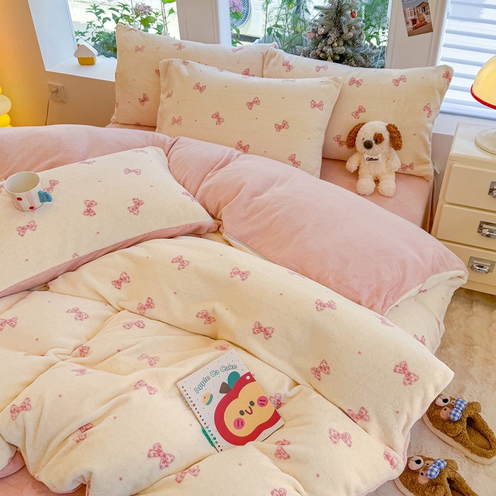 91家纺网 家纺一手货源 找家纺 酱子 2025新款200克高克重印花牛奶绒四件套 桃漾绮梦